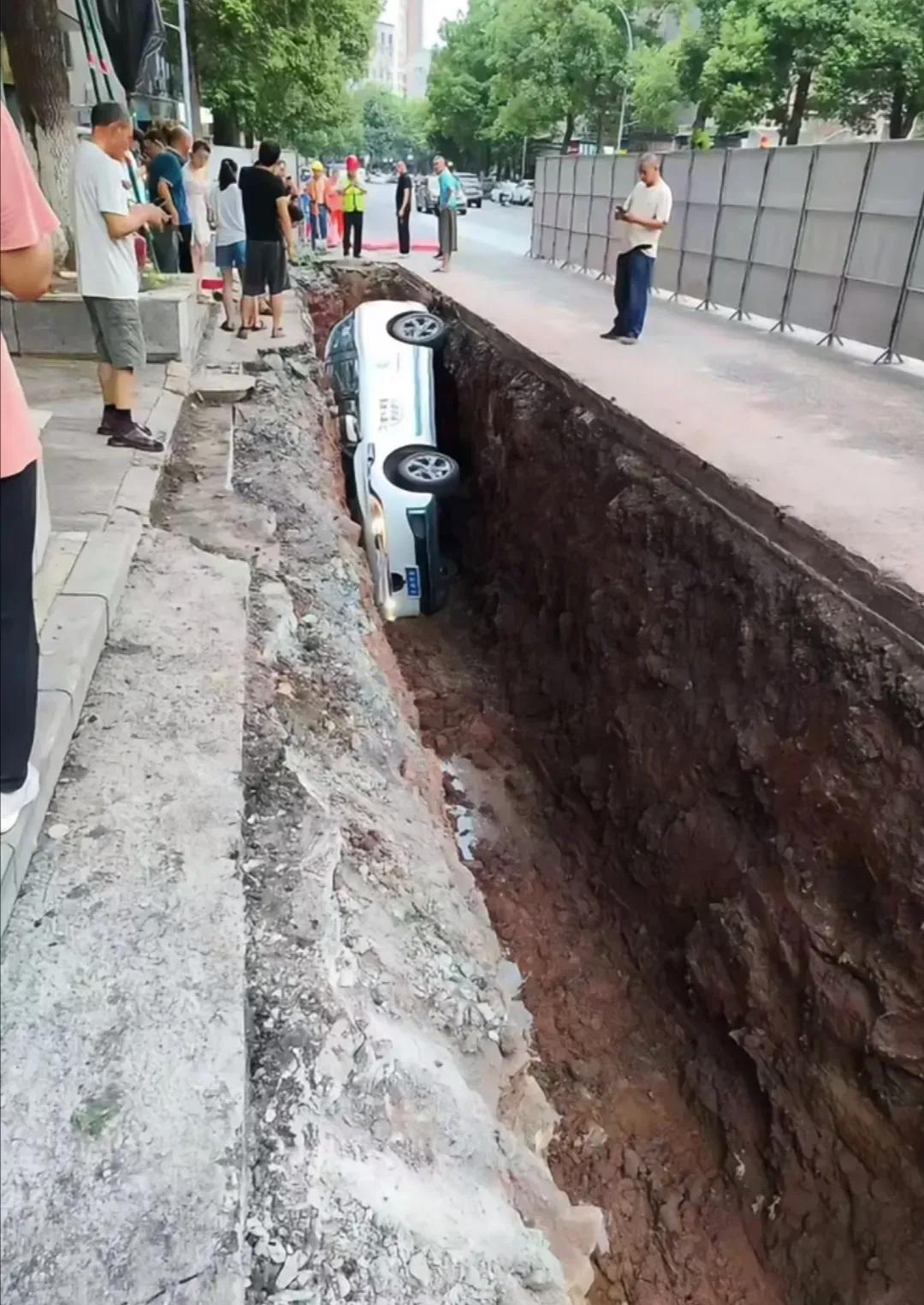 无人驾驶又出事了！重庆市永川区的萝卜快跑出事了，遇到挖沟识别不了掉落深坑，