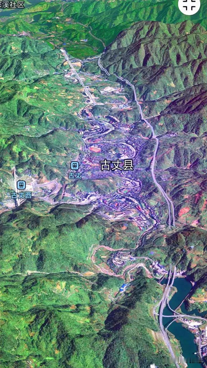 车过武陵山隧道，光与影在窗外交替闪烁，像一把梳子，将城市的喧嚣一缕缕梳散。直到视