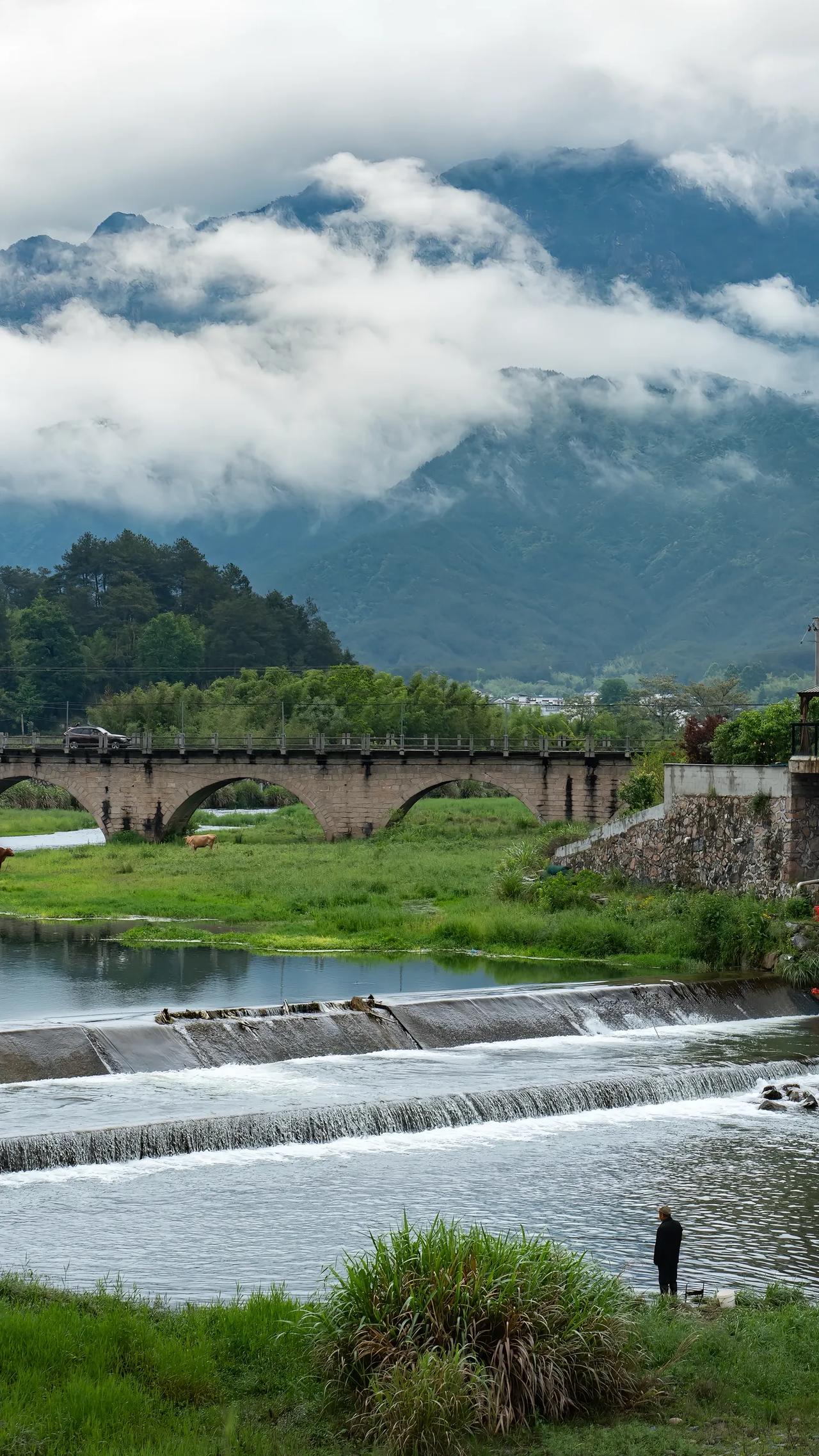 和一位老师聊天，他说他们单位有位老师是从下面学校调上来的，态度极为端正，做事也十