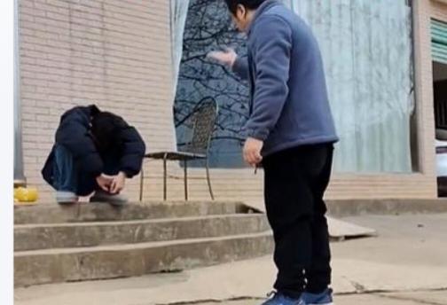 上海，一男子怀疑儿子是妻子跟别人所生，所以，对儿子不管不顾，儿子13岁的时候，夫