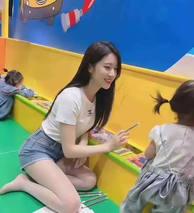 幼儿园里，还有这么温柔又漂亮的女老师，在教孩子们玩积木，做作业什么的，面对这样清