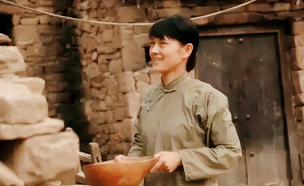 1953年，山西一位考古专家，借宿在一个农村寡妇家里，晚上快要睡着时，寡妇却悄悄