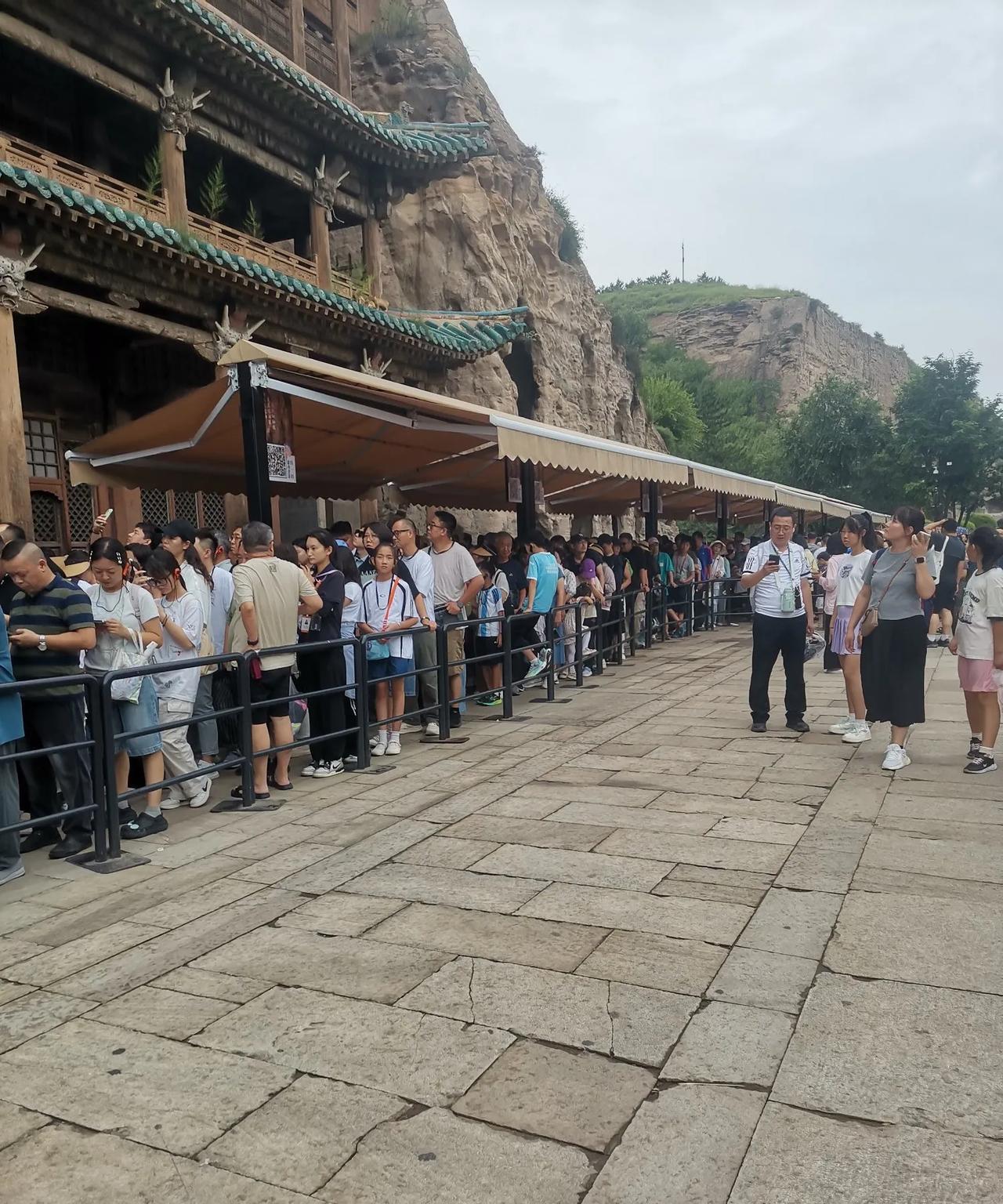 北京出发去大同云岗石窟，早六点出发，十一点下高速，一点了还没进停车场。在一个隧