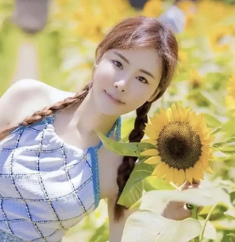 生了四个娃的蔡天凤，依旧少女感十足。她的妈妈有三个女儿，做了外婆的她风韵犹存。