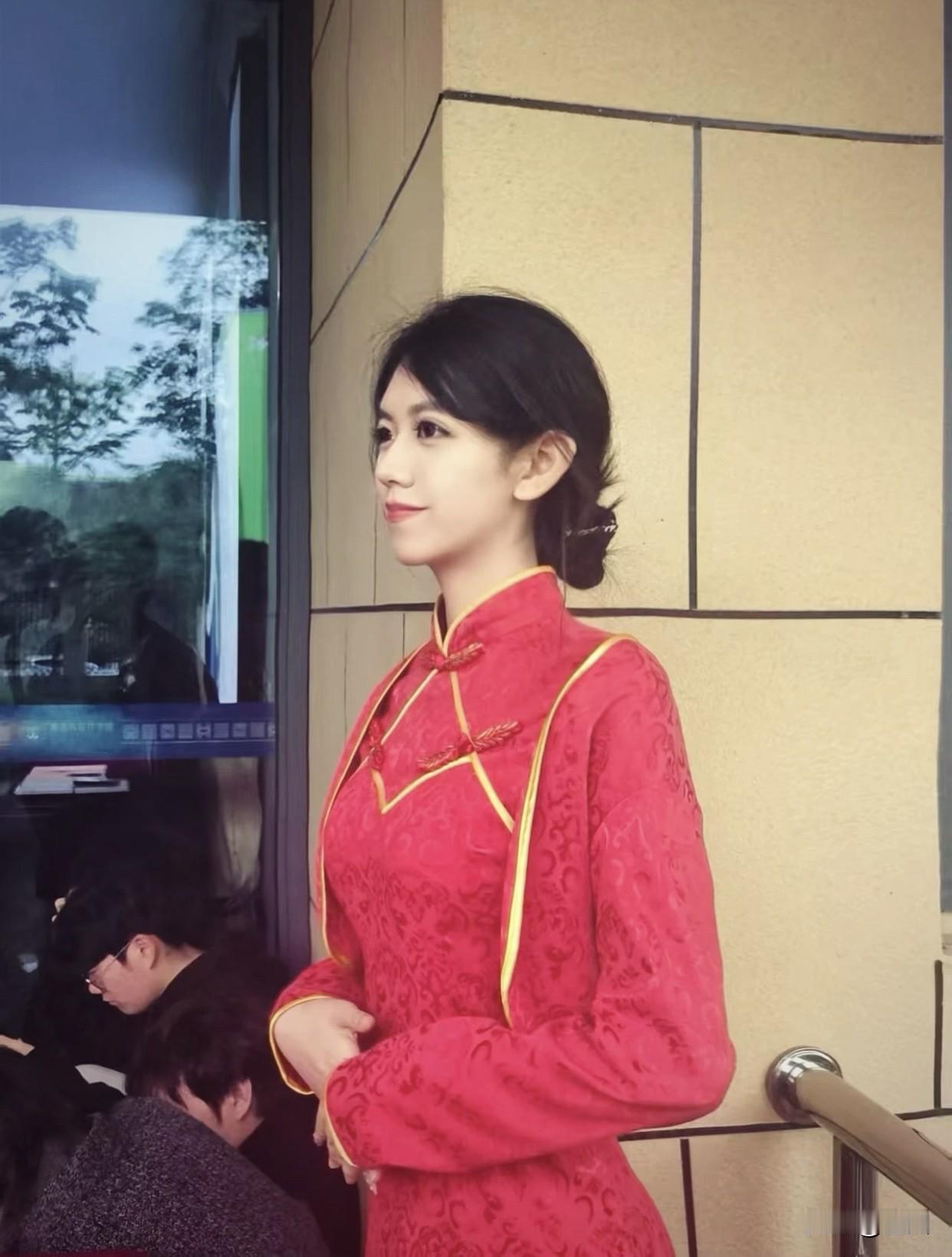 如何拍摄好女性的柔美温柔知性；双手抱身前，身体偏一侧，用对角线构图拍全身显瘦，人