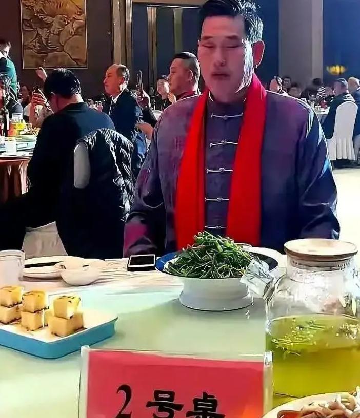 商演结束，主办方一声不吭把他安排在二号桌，旁边全是陌生面孔，大衣哥朱之文一言不发