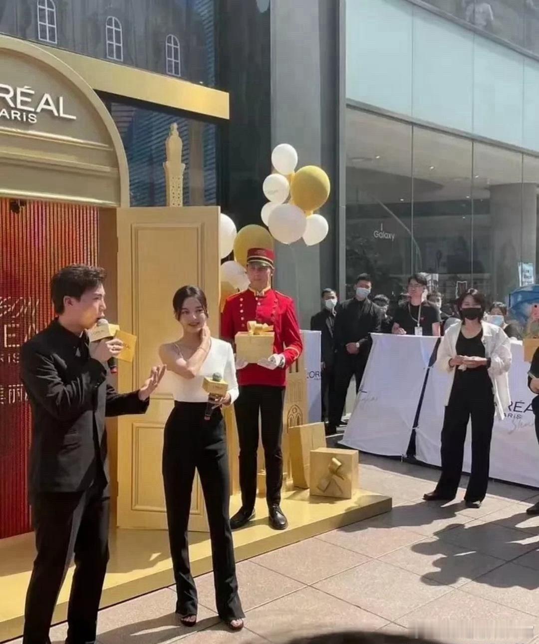 天呐，我以为辛芷蕾很大块头！！其实这么瘦！！