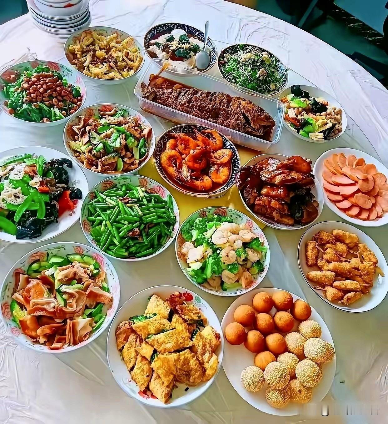 小编说，这桌子上有十多样菜，其中有一样是买的熟菜，你能看出是哪样菜吗？小编发了