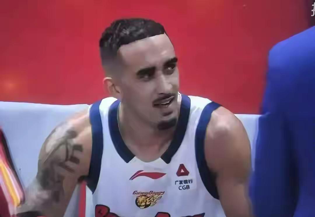 明天晚上对广州的比赛，球迷期待，广东队究竟什么阵容大家都在观望，杜峰必须改变，按