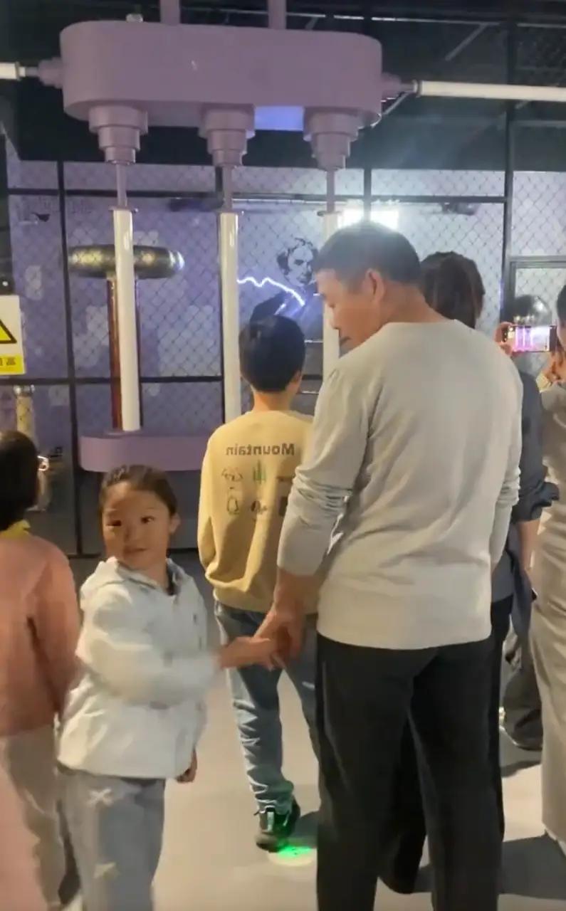 河南，一位父亲周末带着女儿去逛科技馆，当时人一多，就发现女儿牵着一名陌生男子的手