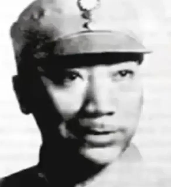 1940年，军统女特工给汉奸情夫递了一杯水，汉奸情夫看了她发抖的手，说：“你的手