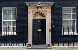 来真的了，英国首相突然宣布！7月30日，首相安迪·伯纳姆赶到坎布里亚郡巴罗船