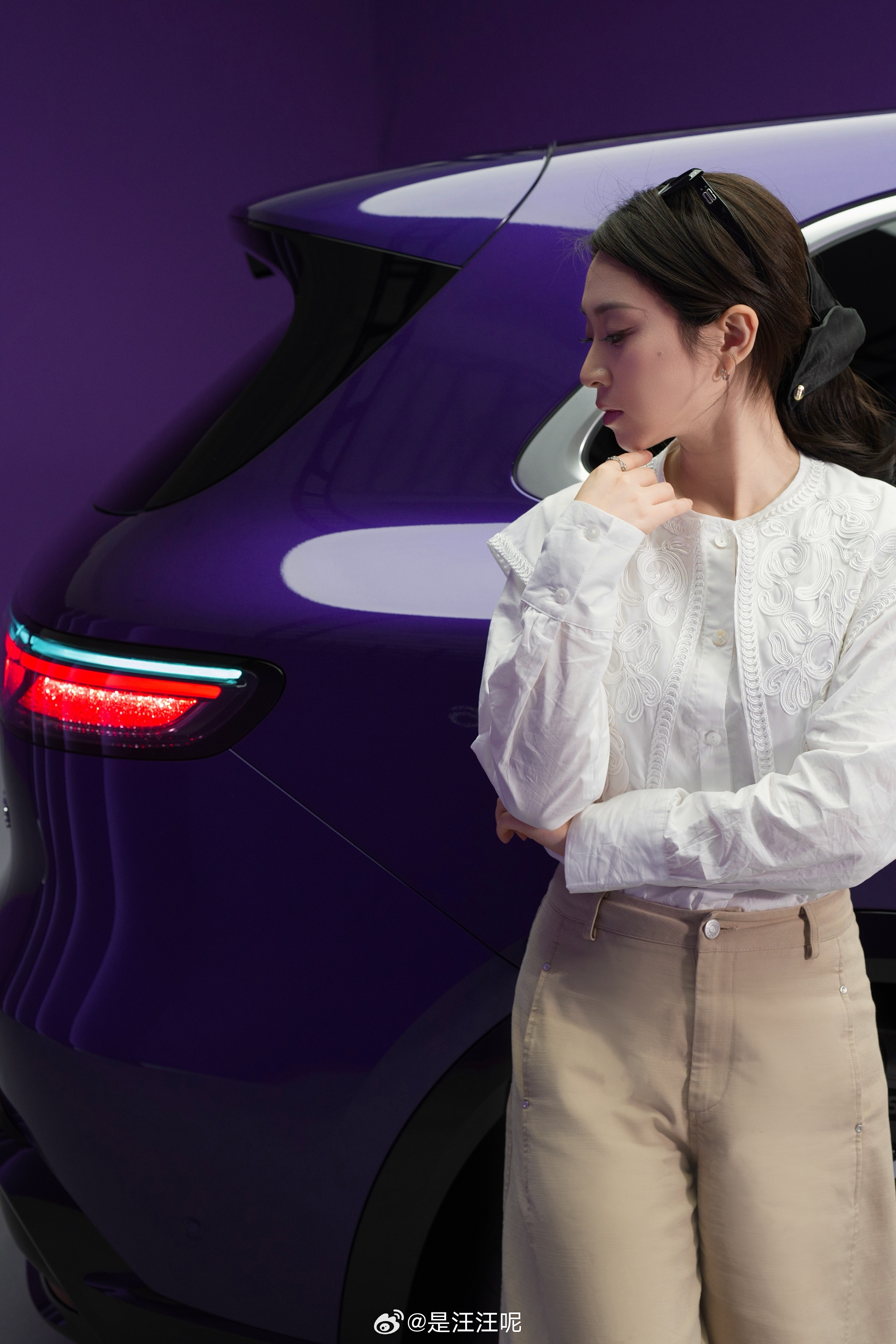 昨天拍到了问界M6——星夜紫！一辆BlingBling的车~闪的不行✨紫色果然很