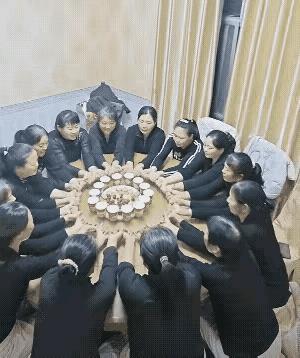 你猜他们在庆祝什么呢？是有人荣升店长了吗，感觉气氛很好呀！