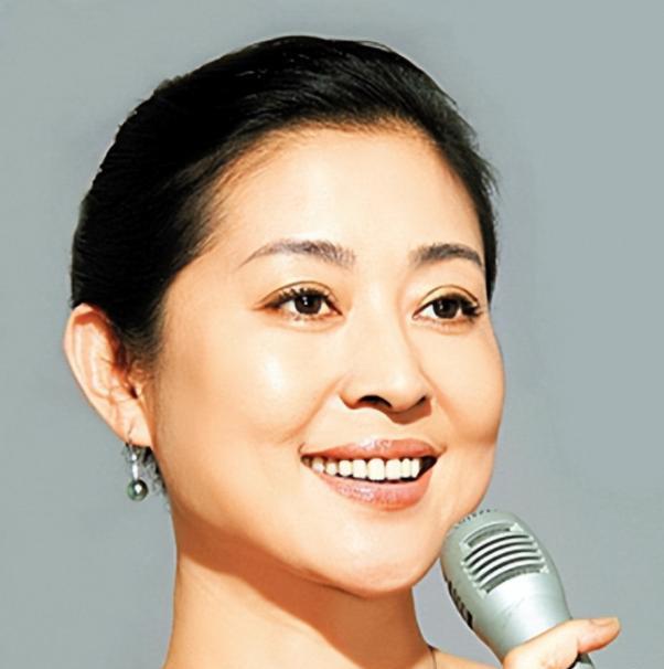 一天夜里，倪萍正哼着歌在厨房炖汤，陈凯歌突然从后面抱着她：“我们分手吧。对不起！