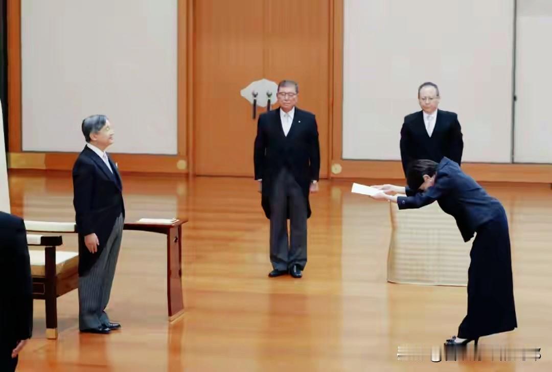 令和八年的撕裂：天皇的底线与高市的冒险别再盯着日本天皇讲话的“四平八稳”了