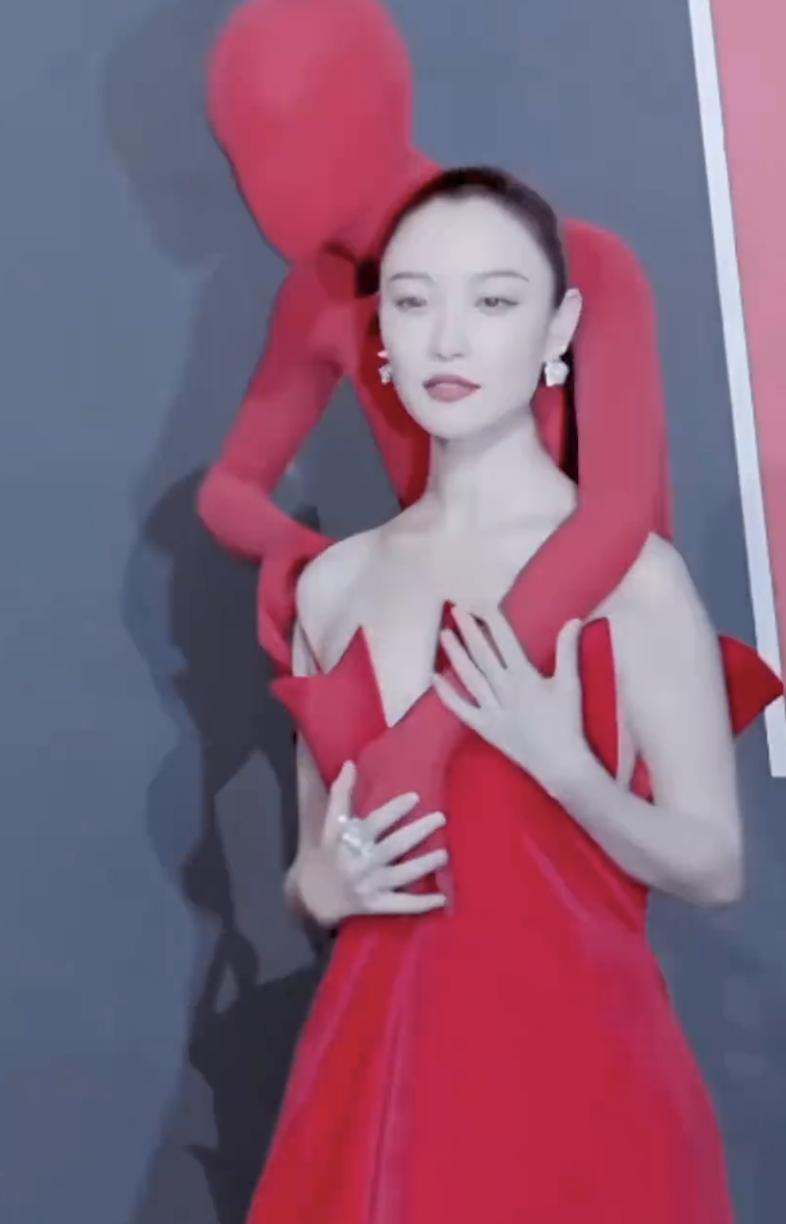 倪妮这一身红毯造型，已经不叫惊喜了，而是叫先锋，前卫啊！真的没几个人敢穿着这