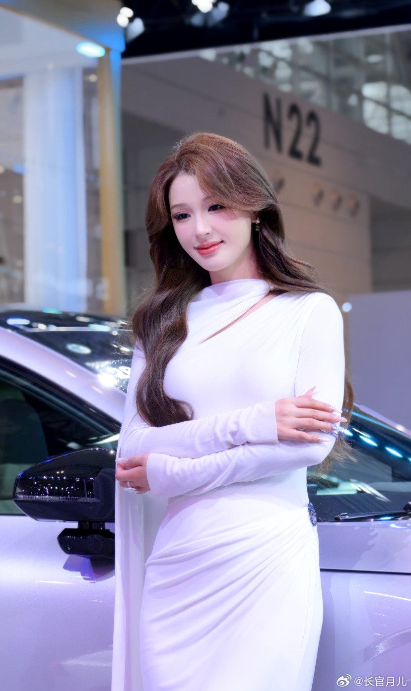 高挑的车模小姐姐。
