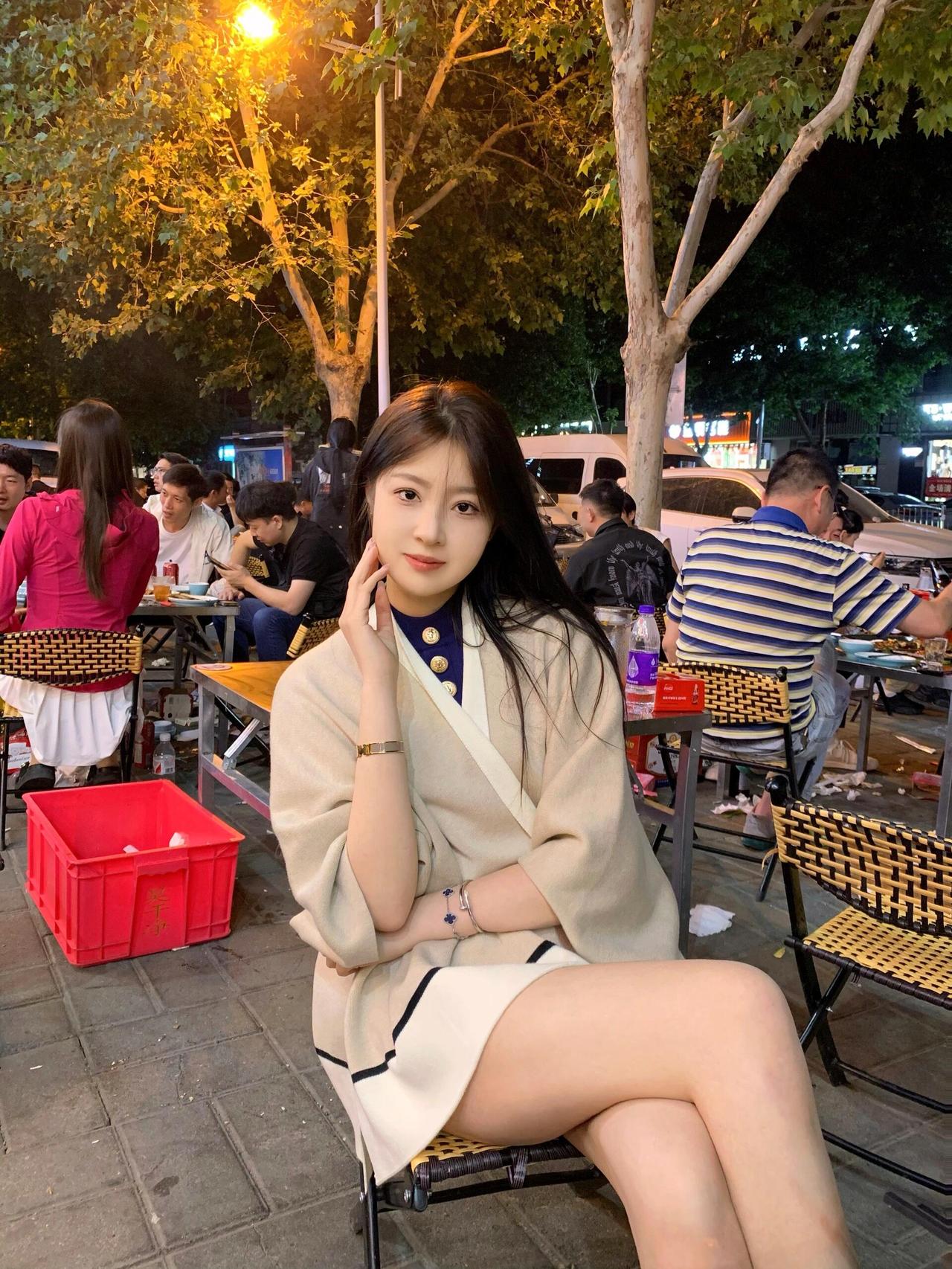 谁懂啊，晚上的风真的有点凉飕飕的！还好穿了这件软乎乎的开衫，裹在身上暖乎乎的，