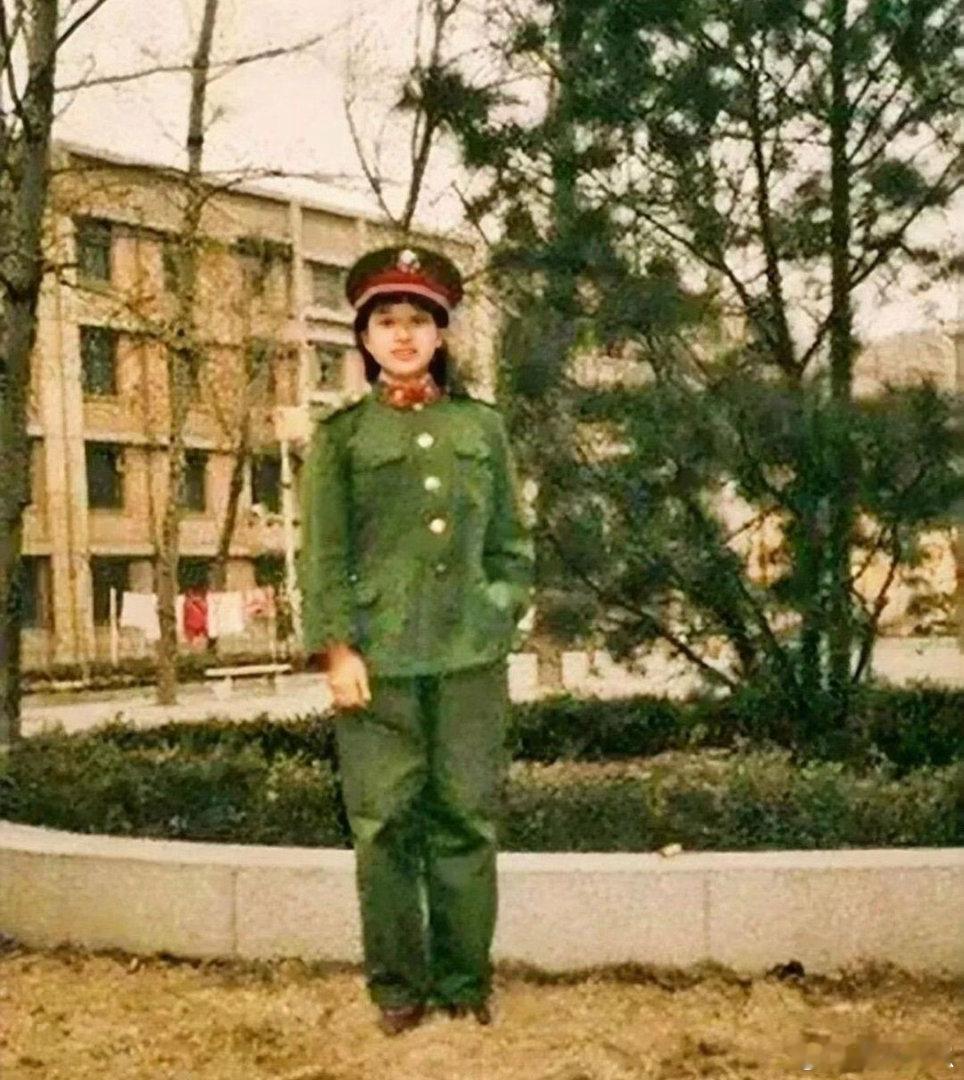 韩红自曝曾是校花，翻看十八岁军装旧照，颜值清秀出众，果然名不虚传。