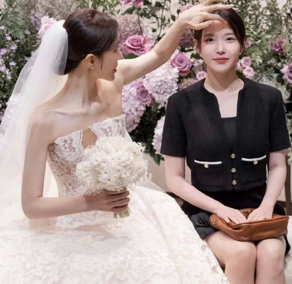 推热转，很有职业精神的IU造型师，自己结着婚也不忘整理艺人头发[笑着哭]​