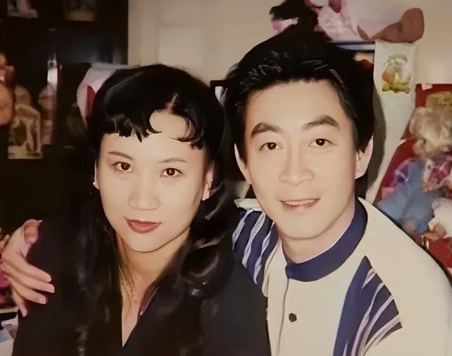 1995年，六小龄童的妻子因生不出儿子，主动提离婚。没想到丈夫3句话就让她瞬间泪