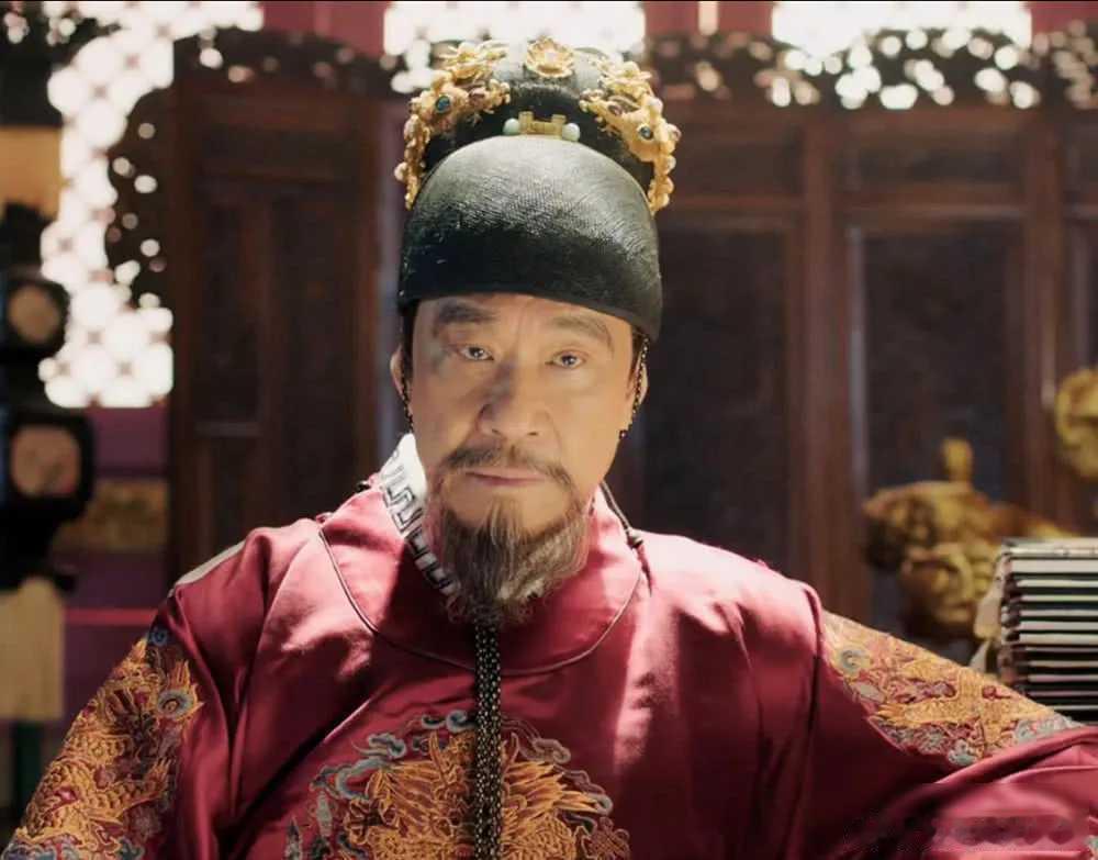 1406年春，紫禁城奉天殿内，气氛压抑。一名太监脚步匆匆地奔入殿中，“扑通”
