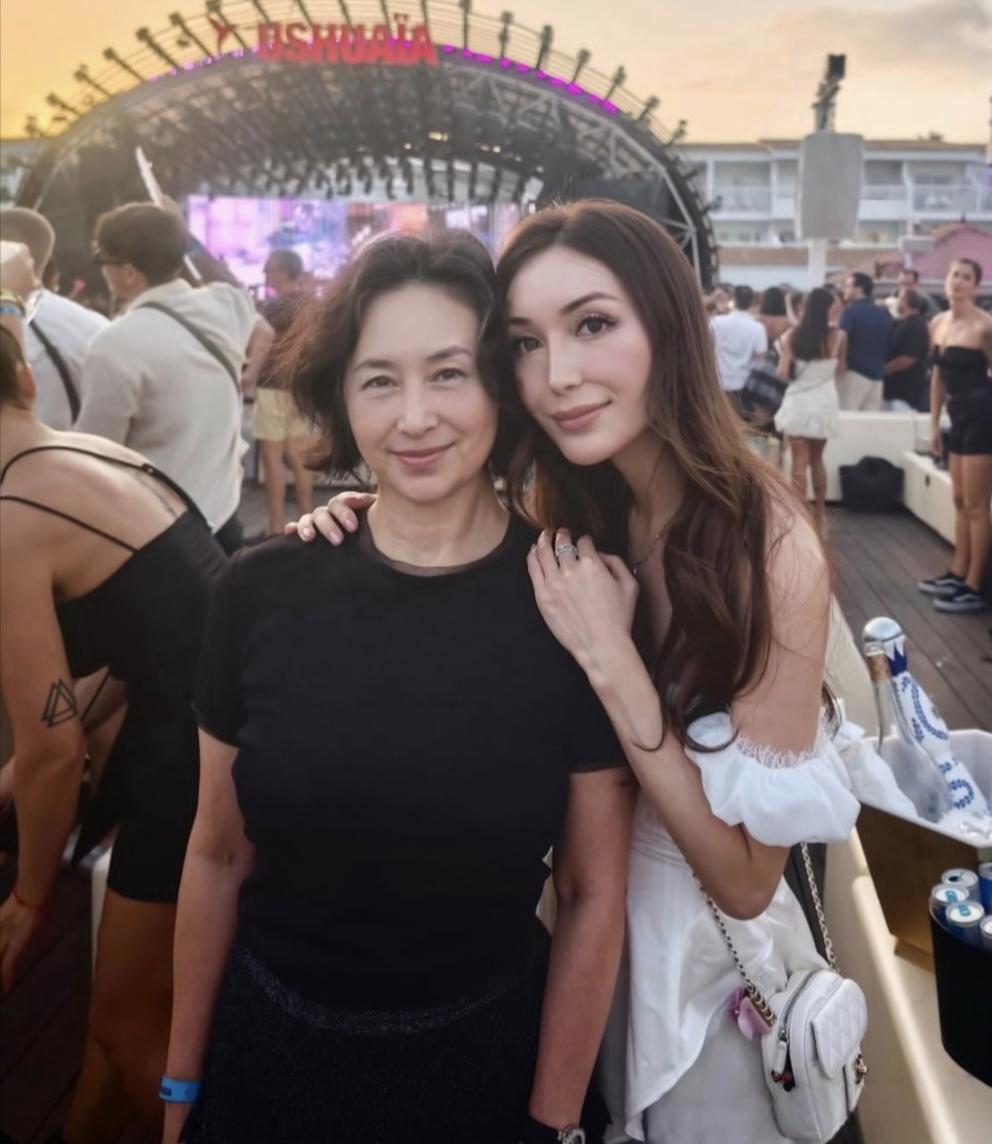 64岁何超琼和外甥女何锶珩到国外看音乐节演出，她穿着一条黑色小短裙，身形丰腴，状