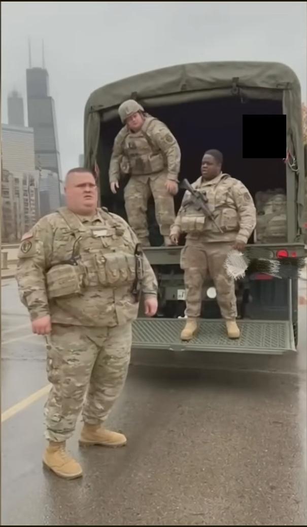 挺着肚腩，把战术背心撑的紧绷，这哪是执行任务的军人啊，更像是从烧烤摊赶来的食客。