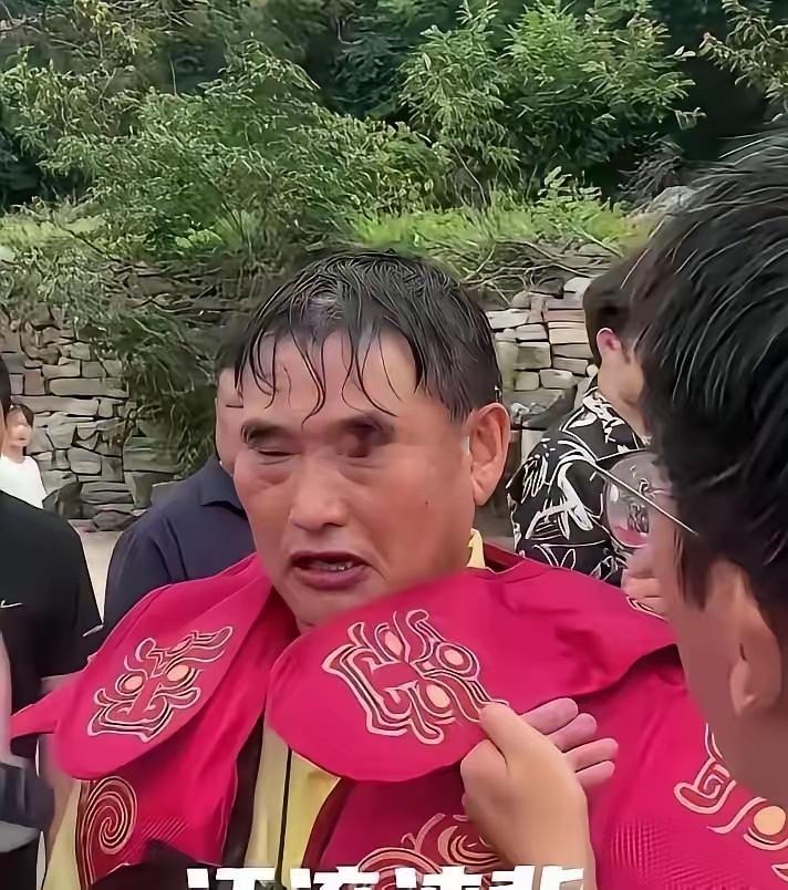 朱之文前两天在湖南一个景区演出，唱到一半突然停了。不是设备出毛病，也不是台下有人