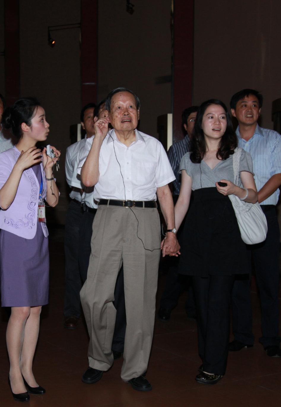 【琅河财经】杨振宁先生一生总有三个绕不开的争议1.是为什么没在最困难的时候建