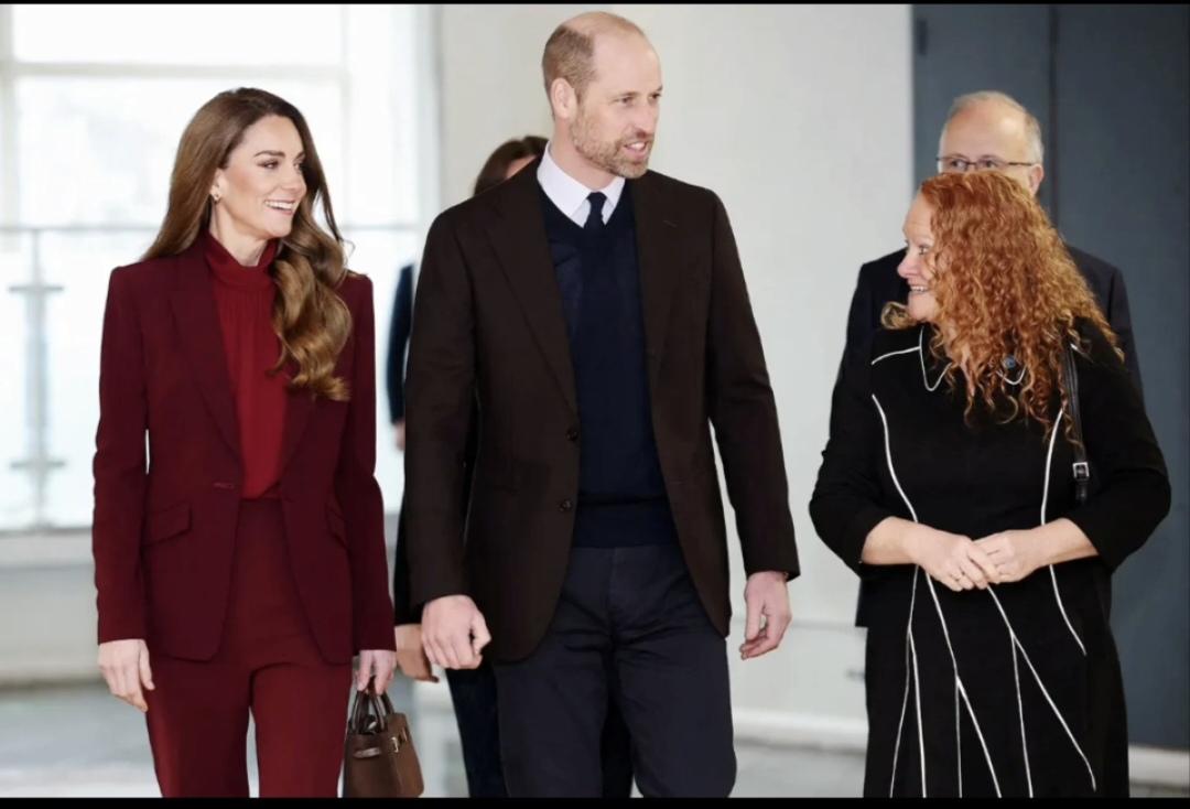 新年后，凯特王妃首现身。他和威廉王子访问了伦敦查令十字医院！凯特王妃一身酒红