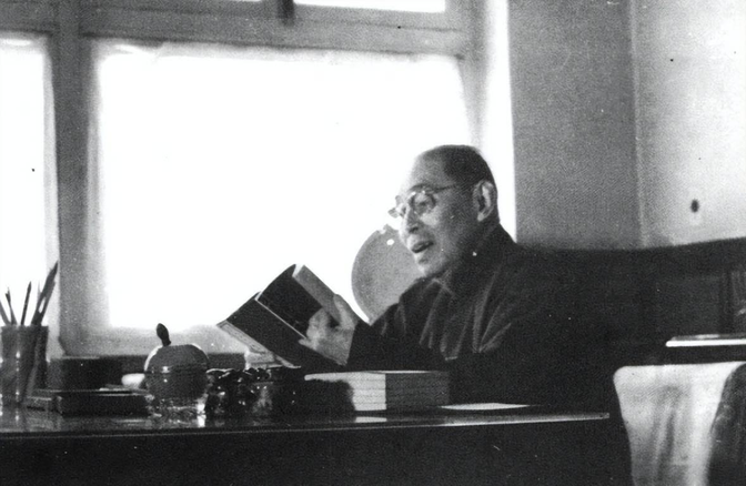 1928年，32岁的茅盾出轨了23岁的女学生秦德君，不久秦德君便怀了孕，茅盾为难
