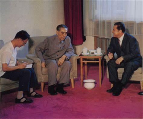 有一次，周总理正在接待外宾，原本是庄重正式的场合，忽然一名西方记者当着所有人的面