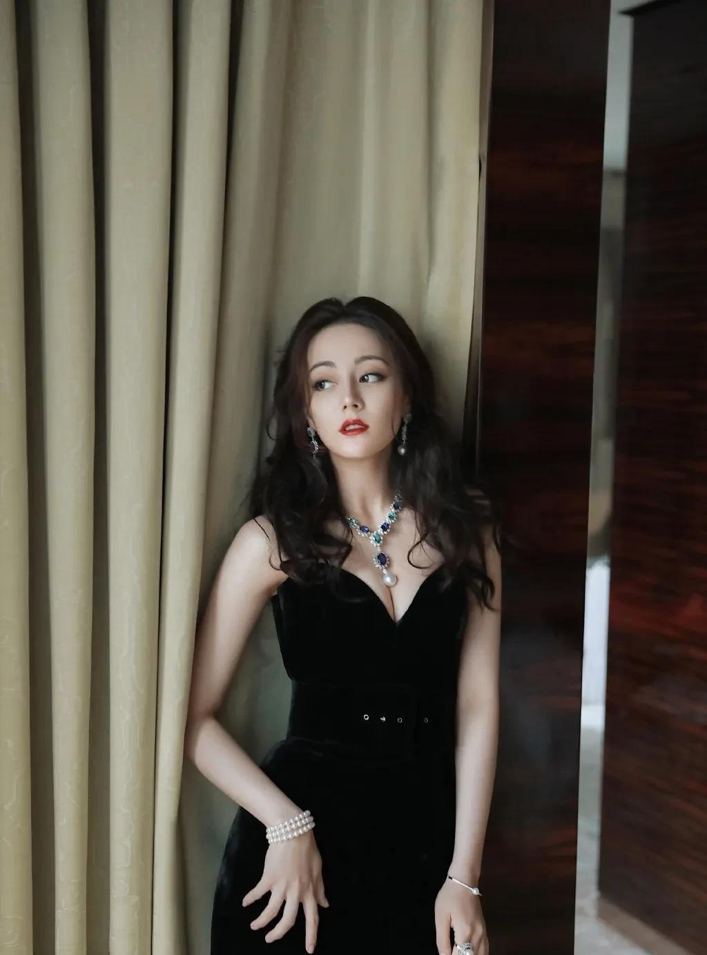 《利剑玫瑰》美女：1、迪丽热巴，饰演邓妍，33岁，169cm，上海戏剧学院；