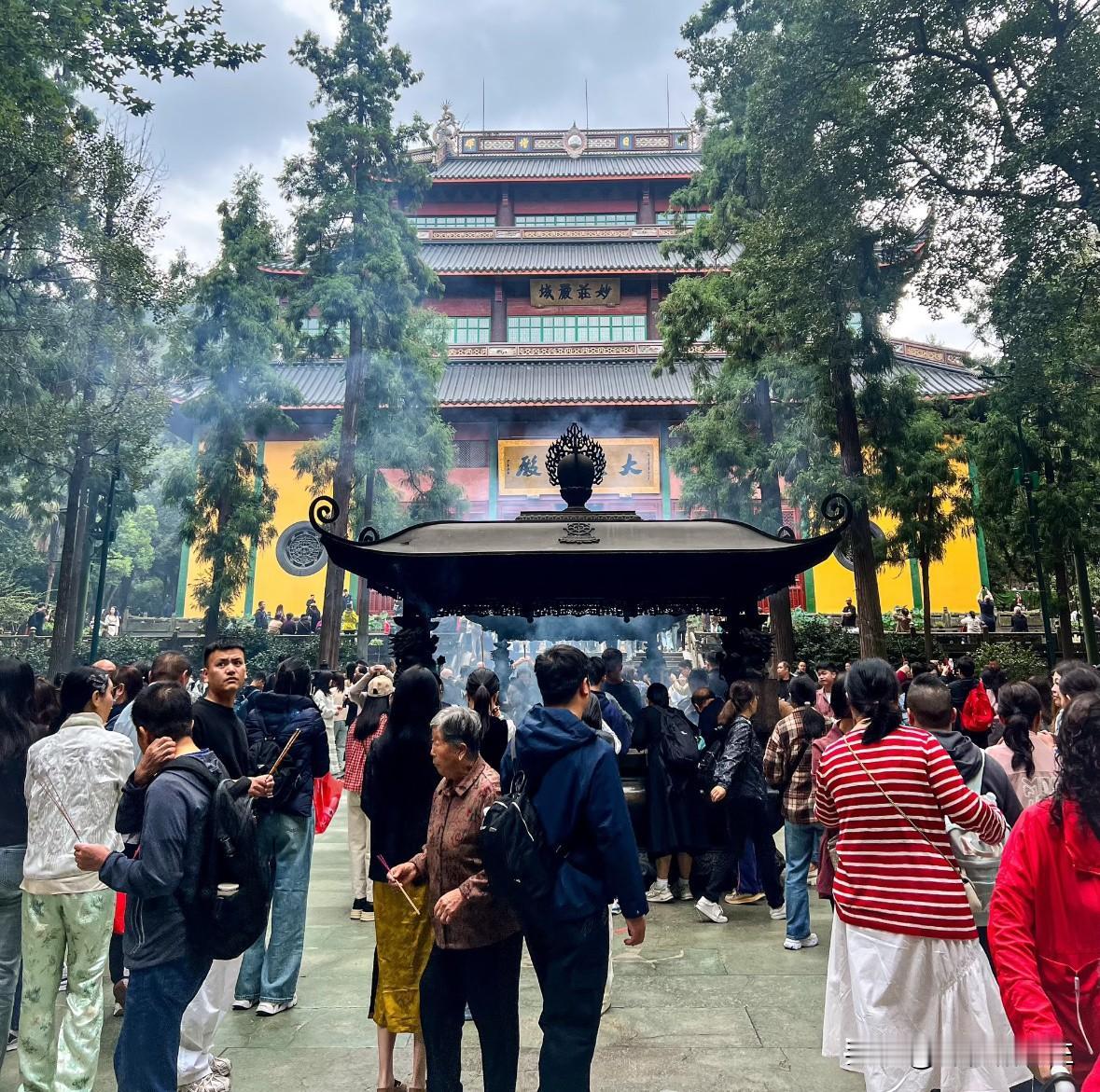 灵隐寺的方丈，这几日挺热闹，因为他出家前是公交司机。网友们开玩笑说：方丈和司机都