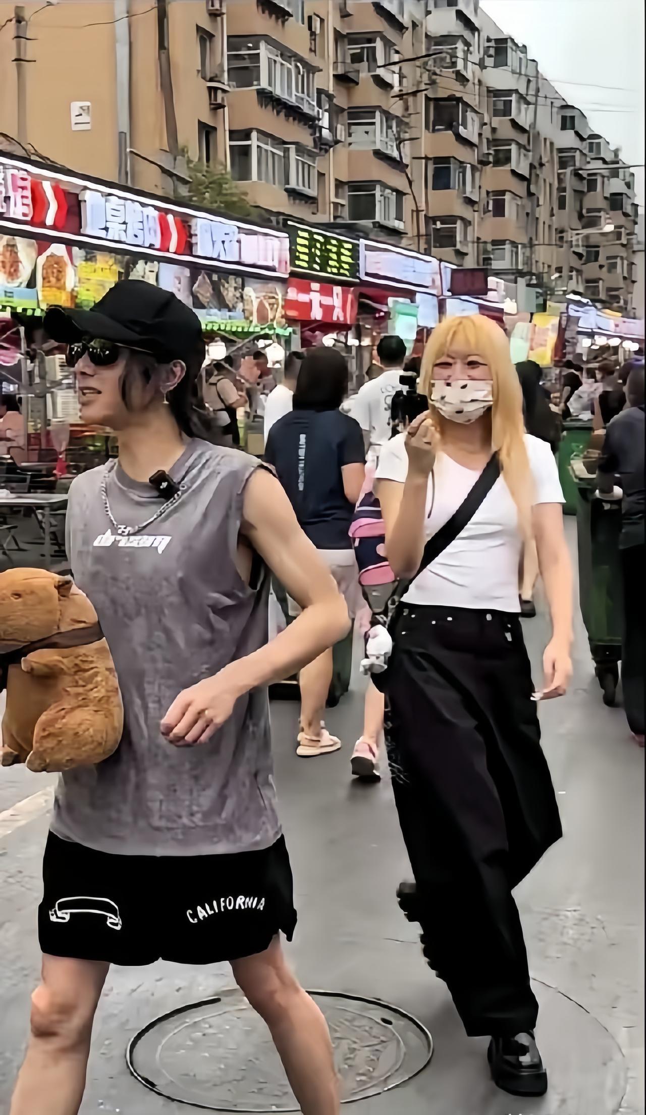 华晨宇现身沈阳，他戴着棒球帽和墨镜，又酷又帅。华晨宇走在热闹的街头，很开心的