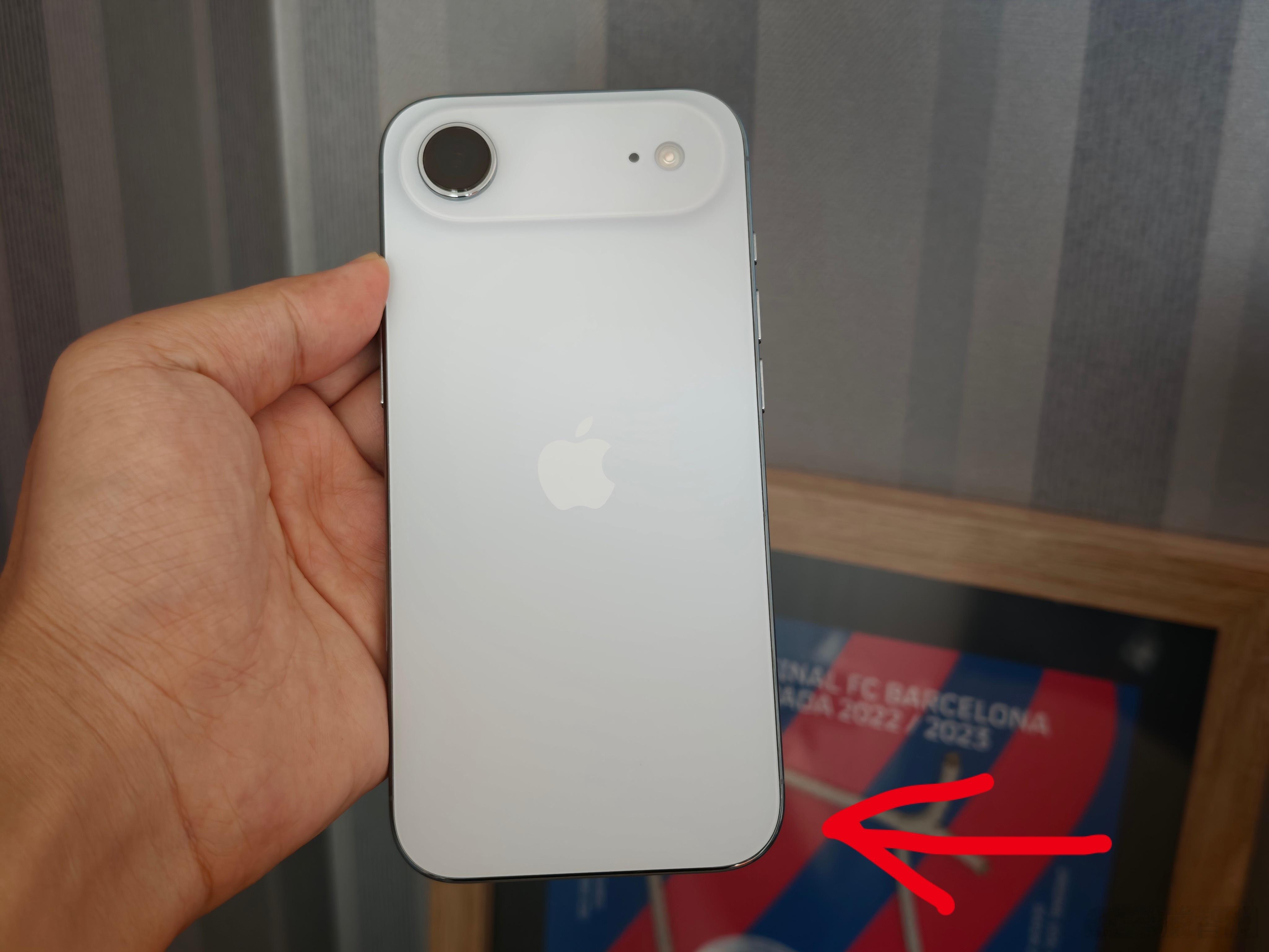 前几天晚上吃饭桌面是斜的，iPhoneAir首摔，大概1.5m一个角落地瓷砖地