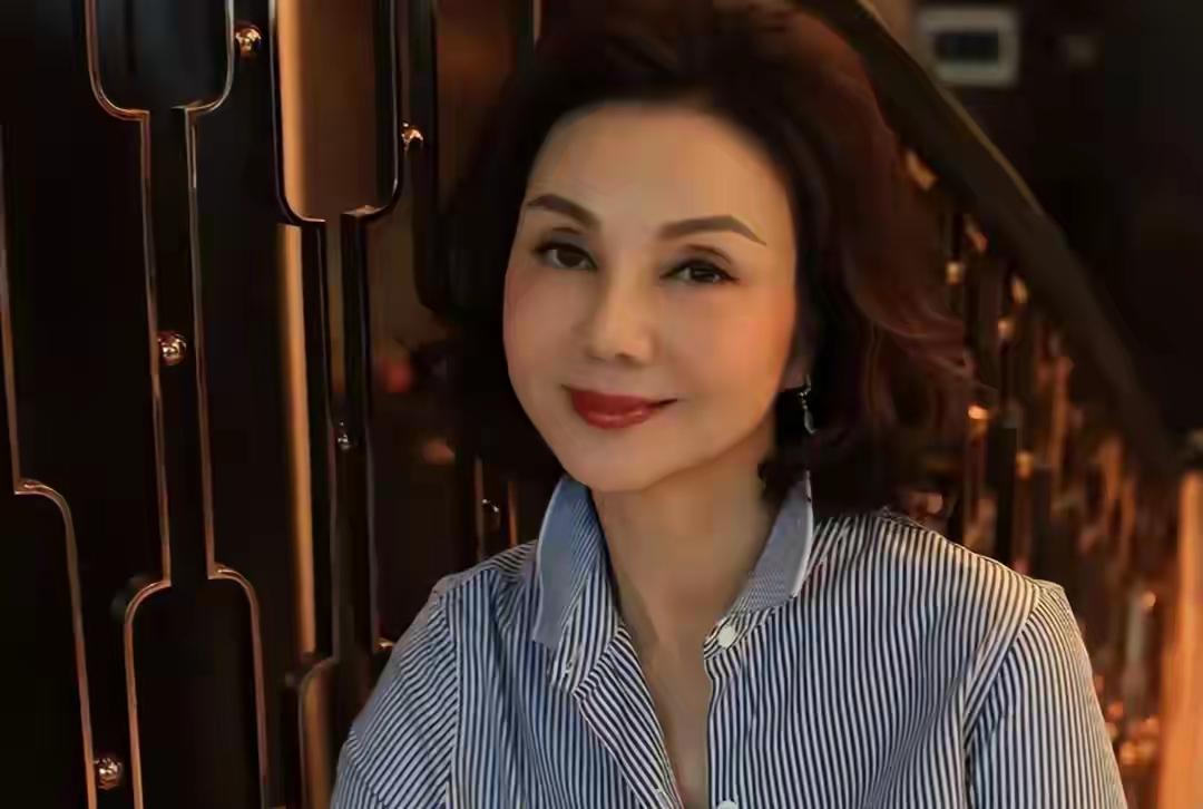 儿子给哈佛捐20多亿，母亲给麻省捐11亿，家族在中国年收租百亿？香港最“神