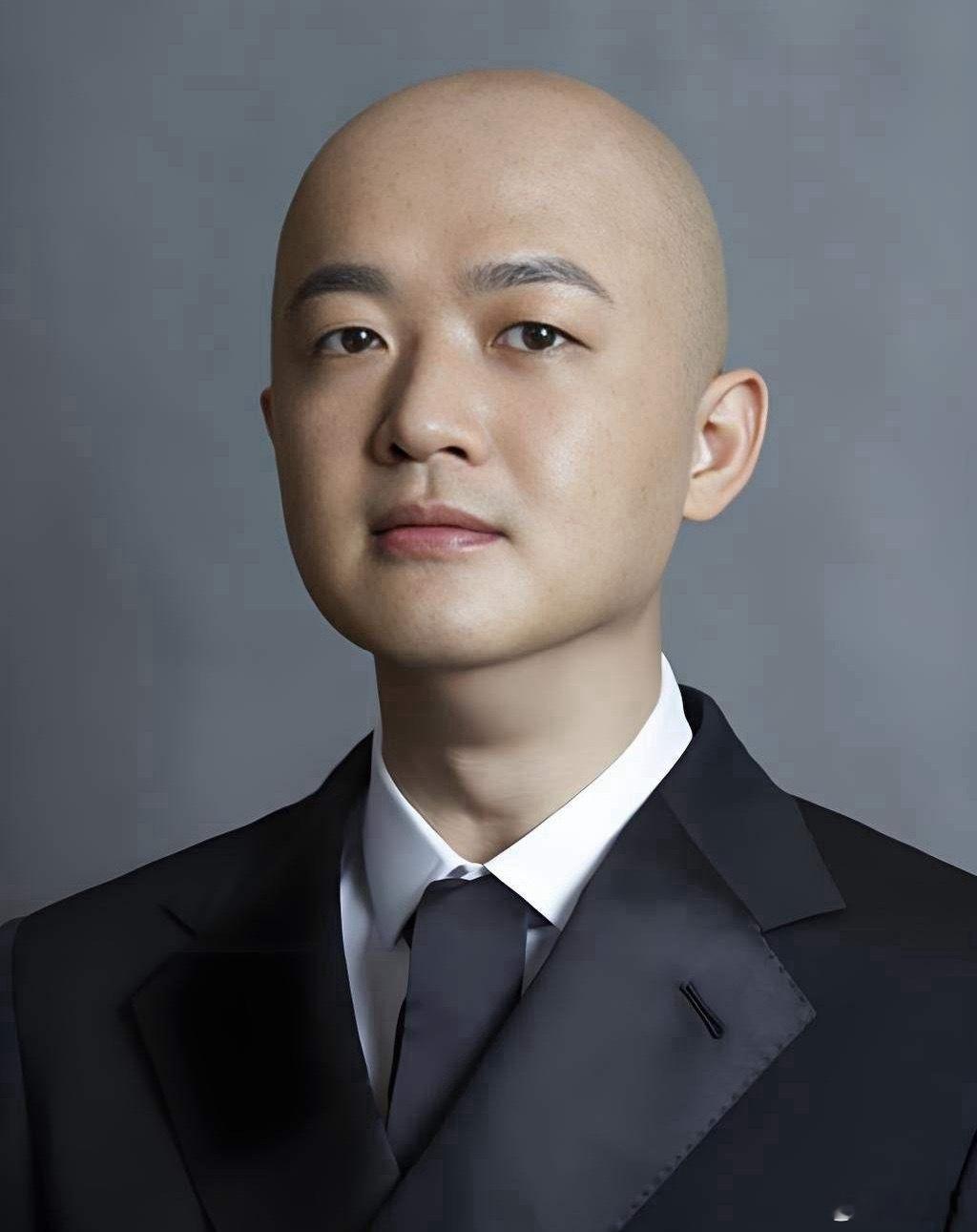 1.有网友扒出了包贝尔早年在《跑男》中调戏ab的片段，当时ab还没有和黄晓明离婚