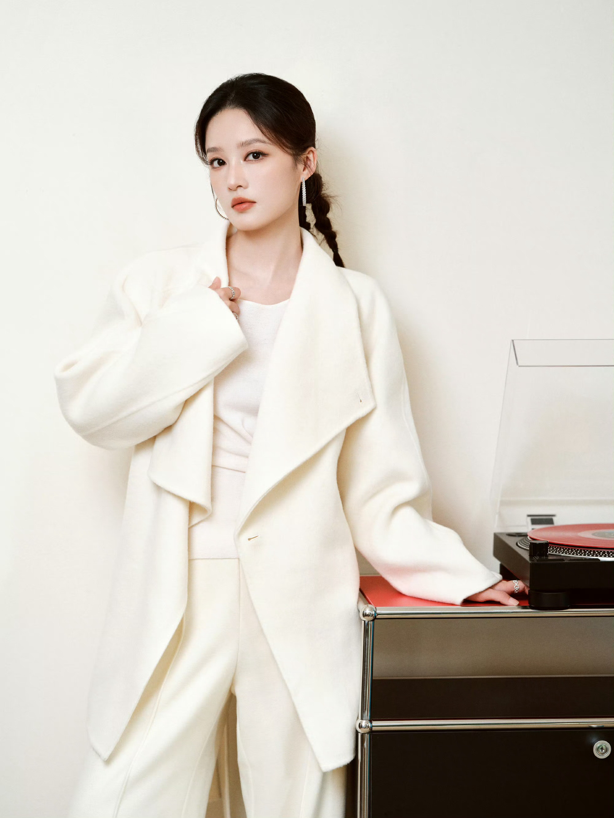 李沁白月光千金感李沁这组造型太绝，柔和的浅色系穿搭，温婉又贵气，把白月光千金感诠