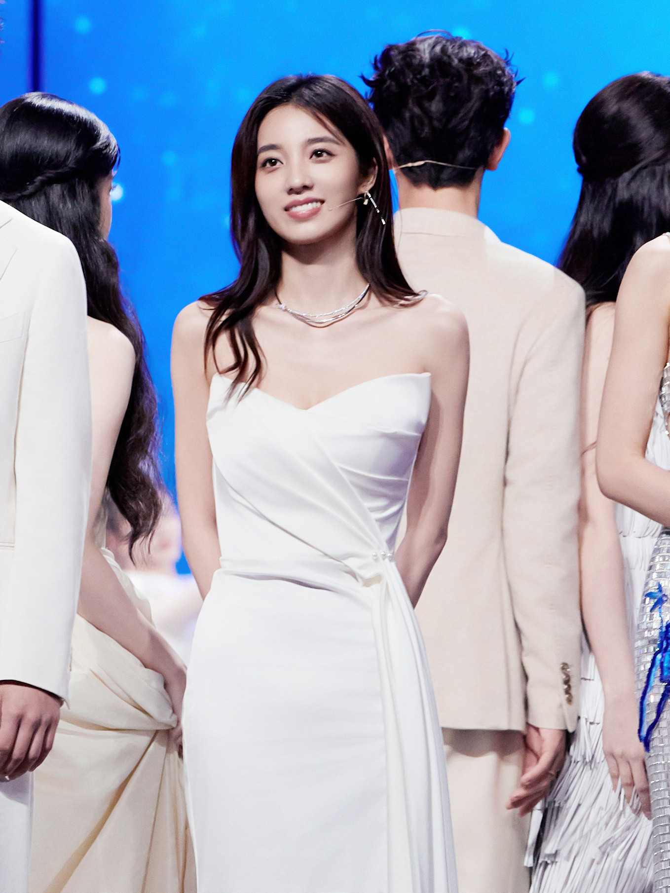 万鹏白裙如月光倾泻，缎面裹着冷冽的温柔，开衩处露出的线条，是藏在优雅里的勾魂