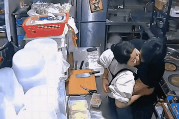 只要愿意，那里都是秀恩爱的战场。社会百态