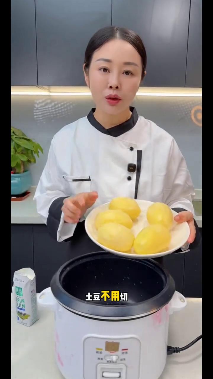 肉末土豆泥。10个人有9个人都不知道土豆不用切，直接倒进电饭锅里来，然后再加入