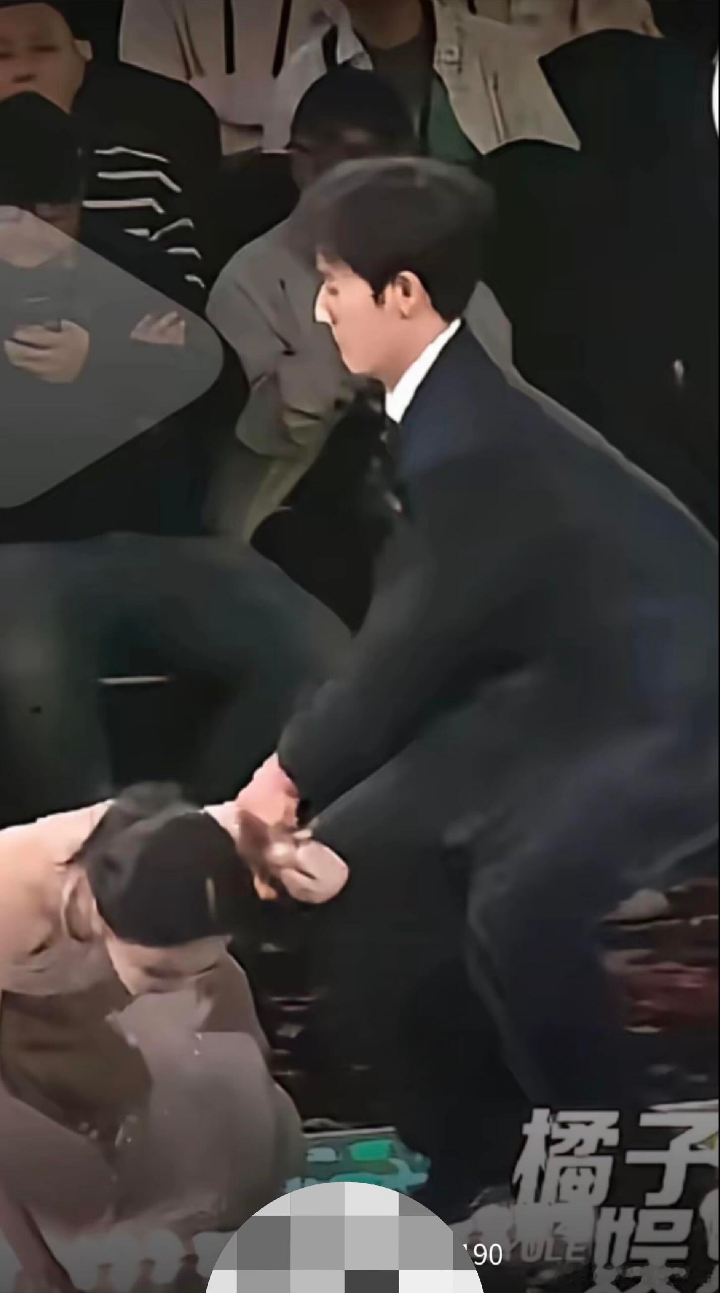 我不行了，我什么时候才能看见这张照片不笑李昀锐甚至保持了屈髋深蹲的标准姿势