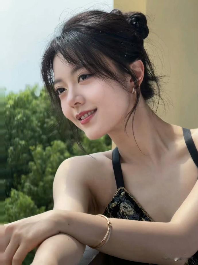 大家喜欢赵今麦吗？刚刚看到一组不同以往的美图，感觉让人眼前一亮啊！她越来越美