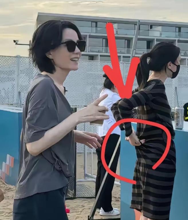 李嫣这个动作，让人不得不服啊她跟母亲王菲一起在外面，穿了一条明显有些大的裙子，