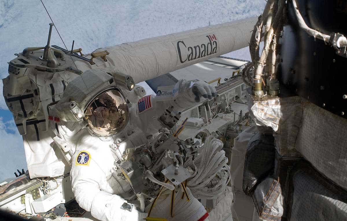 SpaceX星舰第九次试飞失败，这星舰没炸纯属运气好，没入轨就开始泄露，到这星