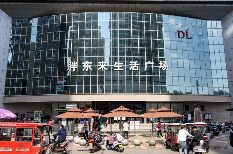 永辉超市和胖东来的差距可太明显了。永辉2025年前三季度净亏7.1亿，近五年累计