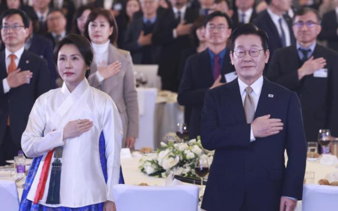 1月4日，韩国总统李在明抵达中国，开启他上任后的首次国事访问。可令人意外的是，这